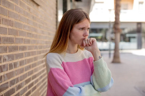 Pretty Young Woman Feeling Confused Doubting Concentrating Idea Thinking Hard — Stock Photo, Image
