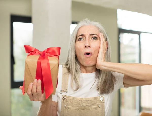 Senior Woman Holding Gift Box — Stock Photo, Image