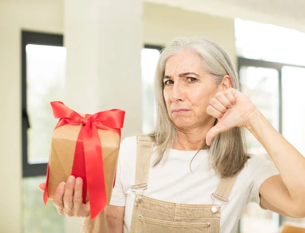 Senior Vrouw Met Een Doos Van Gift — Stockfoto