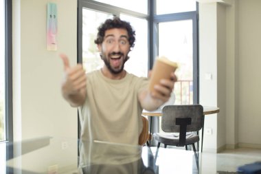 Bir fincan kahve ile genç adam