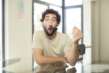 Diş teli olan genç bir adam.