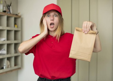 Genç kadın teslimat konsepti