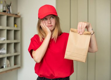 Genç kadın teslimat konsepti