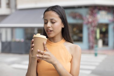 Elinde kahve fincanı olan İspanyol kadın.