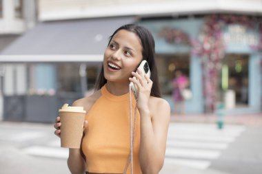 Elinde kahve fincanı olan İspanyol kadın.