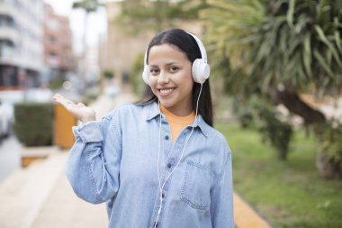 İspanyol kadın açık havada müzik dinliyor.