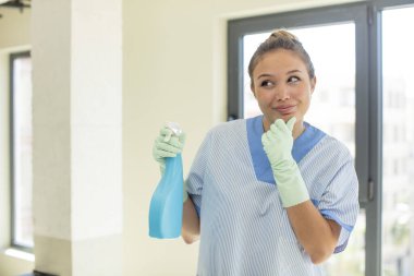 Genç kadın hizmetçi konsepti