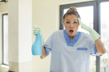 Genç kadın hizmetçi konsepti