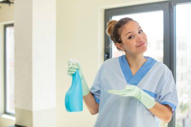 Genç kadın hizmetçi konsepti