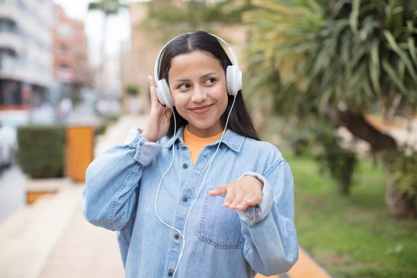 Hispanic Vrouw Luisteren Muziek Buiten — Stockfoto