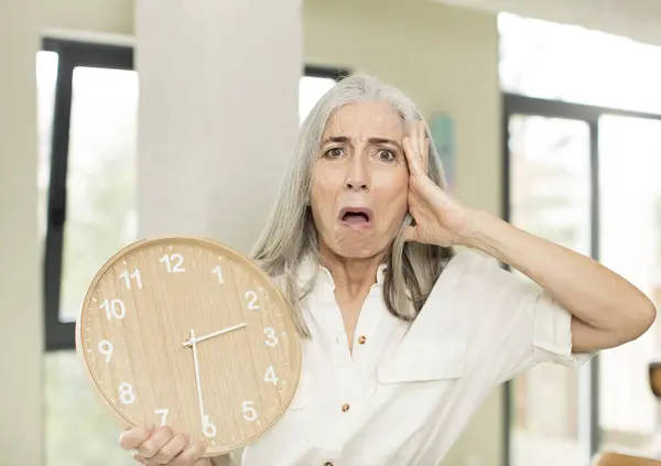 Saati Olan Yaşlı Bir Kadın — Stok fotoğraf