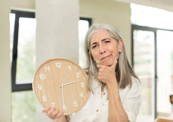 Senior Femme Avec Une Horloge — Photo