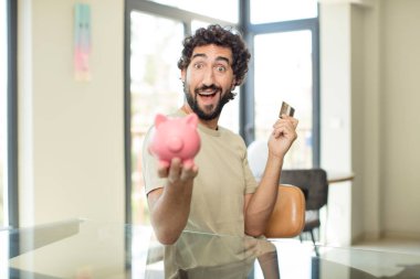 Sakallı İspanyol adam kredi kartıyla alışveriş yapıyor.