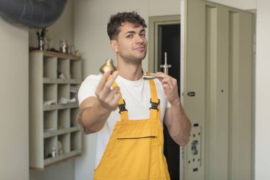 Genç adam çilingir konsepti