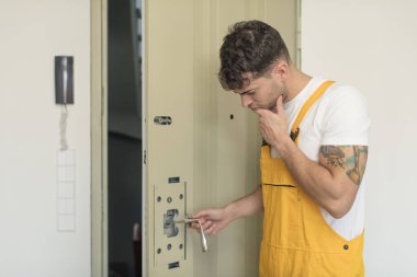 Genç adam çilingir konsepti