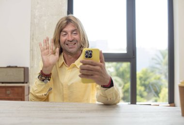 Beyaz adam akıllı telefon kullanıyor.