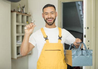 Genç Arap adam çilingir konsepti