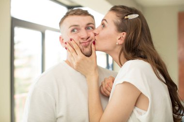 Genç beyaz çift evlerinde.