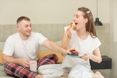 Kafkasyalı genç çift doğum günü konseptini kutluyor.