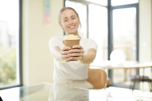Młoda Ładna Kobieta Take Away Kawy — Zdjęcie stockowe