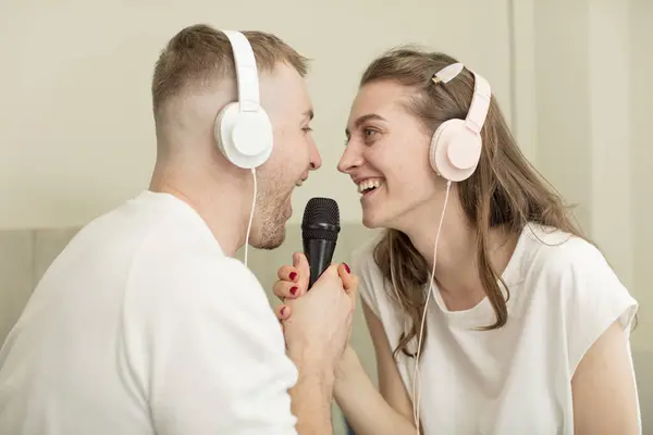 Young Caucasian Couple Listening Music Headphones — Stock Photo, Image