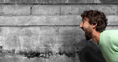 Sakallı ve bıyıklı genç yakışıklı adam.