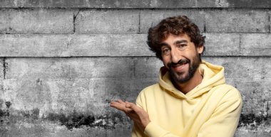 Mutlu ve neşeli hissediyorum, gülümsüyorum ve hoş karşılıyorum, seni dostça bir jestle içeri davet ediyorum.