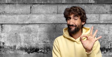 Mutlu, rahat ve tatmin olmuş hissediyorum. Onayını iyi bir hareketle gösteriyorum. Gülümsüyorum.