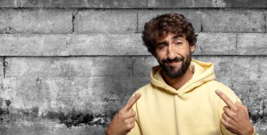 Gururlu, kibirli, mutlu, şaşırmış ve tatmin olmuş, kendini gösteren, kazanan gibi hisseden