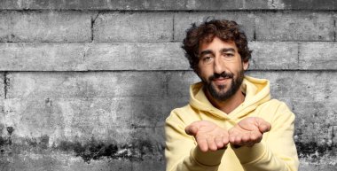 Mutlu bir şekilde gülümseyen, kendine güvenen, olumlu bakışlı, bir nesne ya da konsept sunan ve gösteren