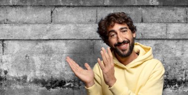 Mutlu ve başarılı hissediyorum, gülümsüyorum ve alkışlıyorum, alkışlarla tebrik ediyorum.