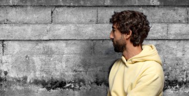 Profil görünümünde ilerideki boşluğu kopyalamak, düşünmek, hayal etmek veya hayal kurmak