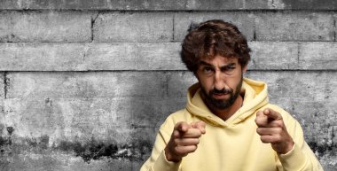 Kamerayı iki parmağınla ve kızgın bir ifadeyle sana görevini yapmanı söylüyor.