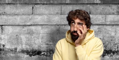 Sıkıldım, hayal kırıklığına uğradım ve uykum geldi. Yorucu, sıkıcı ve can sıkıcı bir işin ardından ellerimle yüzümü tuttum.