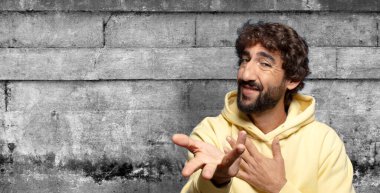 Mutlu ve aşık olmak, bir elin kalbimin yanında, diğer elin önde uzanmış şekilde gülümsemek.