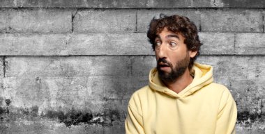 Şaşırmış ve şaşırmış hissediyordum. Şaşırmış ve ağzı açık bir bakışla yan taraftaki boşluğu kopyalamak istiyordum.