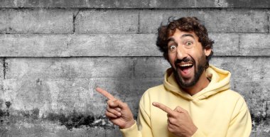 Gülümsüyor ve bir objeyi göstererek veya reklamını yaparak avucunun içindeki kopyalama alanını işaret ediyor.