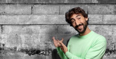 Mutlu ve neşeli hissediyorum, gülümsüyorum ve hoş karşılıyorum, seni dostça bir jestle içeri davet ediyorum.