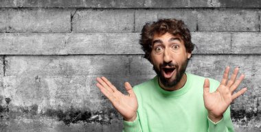 Mutlu, heyecanlı, şaşırmış ya da şok olmuş, gülümseyen ve hayrete düşmüş.