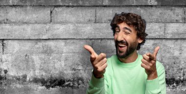 Mutlu, havalı, tatmin olmuş, rahat ve başarılı olmak, kamerayı işaret etmek, seni seçmek.