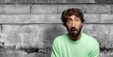 Korkmuş ve şok olmuş hissediyorum, ağzım açık şaşkınlıkla