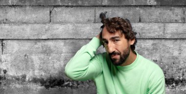 Neşeli ve gelişigüzel gülümseyen, pozitif, mutlu ve kendinden emin bir bakışla göğüs göğüse duran