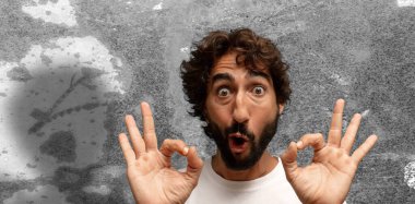  Şaşırmış, şaşırmış ve şaşırmış hissediyorsun. Onayladığını gösteriyorsun. İki elinle de onay imzası atıyorsun.