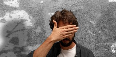  Bir eliyle gözlerini kapatıyor korkmuş ya da endişeli, merak ediyor ya da körü körüne bir sürpriz bekliyor.