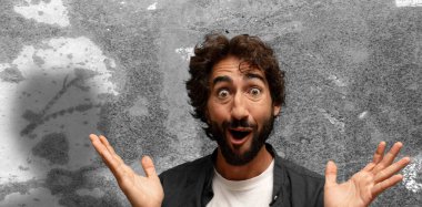  Mutlu, heyecanlı, şaşırmış ya da şok olmuş, gülümseyen ve hayrete düşmüş.