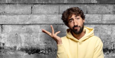 Gururla ve özgüvenle gülümseyen, mutlu ve tatmin olmuş hisseden ve fotokopi alanında bir konsept gösteren