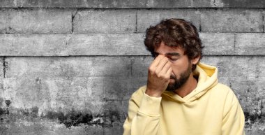 Stresli, mutsuz ve hayal kırıklığına uğramış hissediyorum. Alnıma dokunuyor ve şiddetli baş ağrısı çekiyorum.