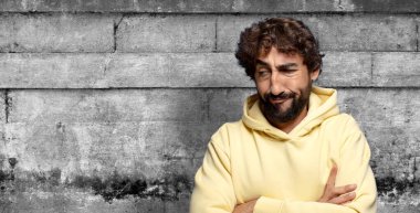 Hoşnutsuz ve hayal kırıklığına uğramış hissediyorum, ciddi görünüyor, kızgın ve çapraz kollara kızgın.