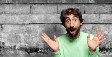 Mutlu, heyecanlı, şaşırmış ya da şok olmuş, gülümseyen ve hayrete düşmüş.