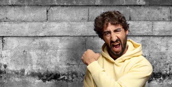 Mutlu, tatmin olmuş ve güçlü hissediyorum, kaslı ve formda, spor salonundan sonra güçlü görünüyor.